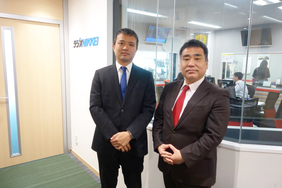 (左:代表取締役社長 兼 最高経営責任者 推津、 右:パーソナリティ 藤本誠之氏)